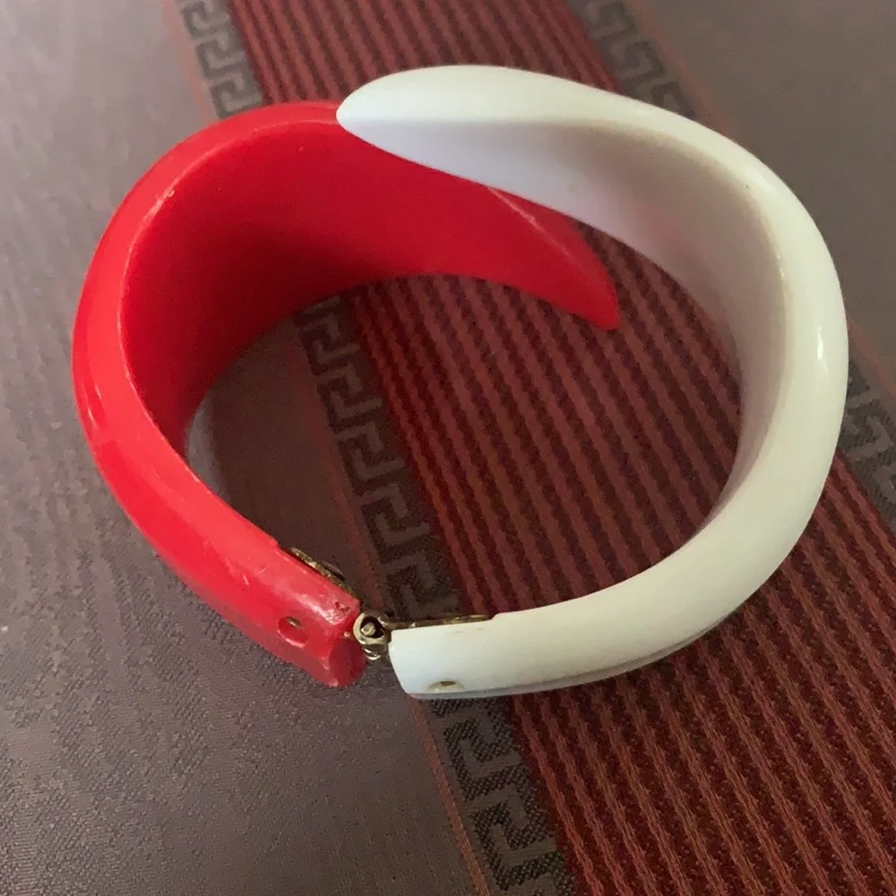 Vintage lucite hinged bracelet - Picture 2 of 3